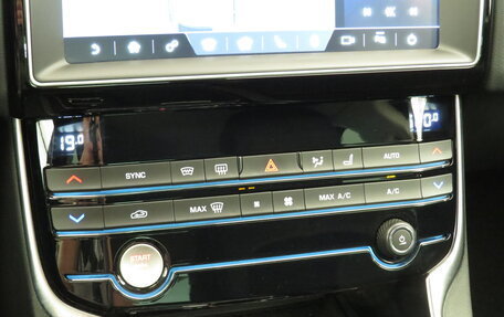 Jaguar XE I рестайлинг, 2018 год, 1 995 000 рублей, 14 фотография