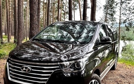 Hyundai Grand Starex Grand Starex I рестайлинг 2, 2018 год, 3 370 000 рублей, 1 фотография