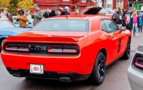Dodge Challenger III рестайлинг 2, 2020 год, 4 150 000 рублей, 3 фотография