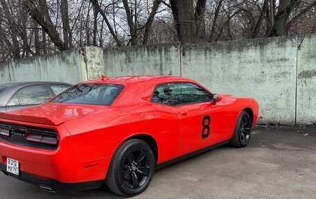 Dodge Challenger III рестайлинг 2, 2020 год, 4 150 000 рублей, 6 фотография