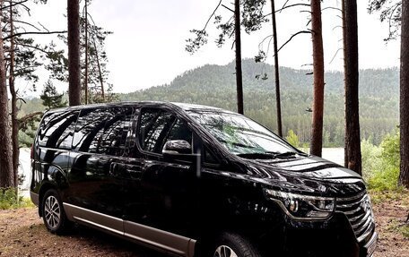 Hyundai Grand Starex Grand Starex I рестайлинг 2, 2018 год, 3 370 000 рублей, 2 фотография