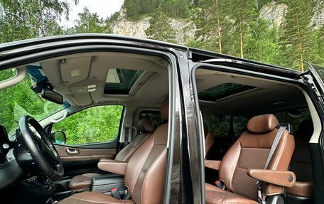 Hyundai Grand Starex Grand Starex I рестайлинг 2, 2018 год, 3 370 000 рублей, 3 фотография