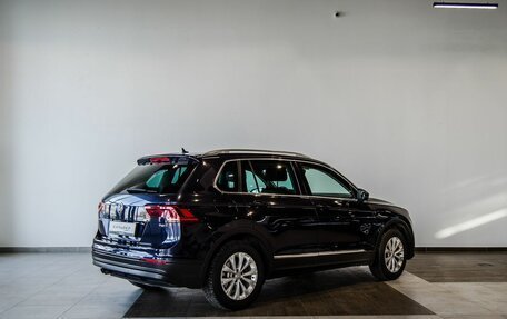 Volkswagen Tiguan II, 2017 год, 1 874 000 рублей, 2 фотография