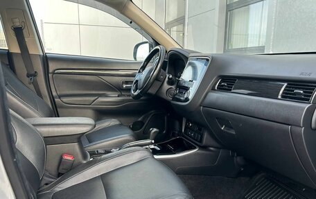 Mitsubishi Outlander III рестайлинг 3, 2018 год, 1 970 000 рублей, 11 фотография