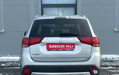 Mitsubishi Outlander III рестайлинг 3, 2018 год, 1 970 000 рублей, 5 фотография