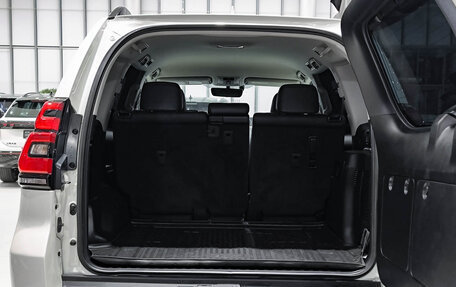 Toyota Land Cruiser Prado 150 рестайлинг 2, 2018 год, 4 995 000 рублей, 12 фотография