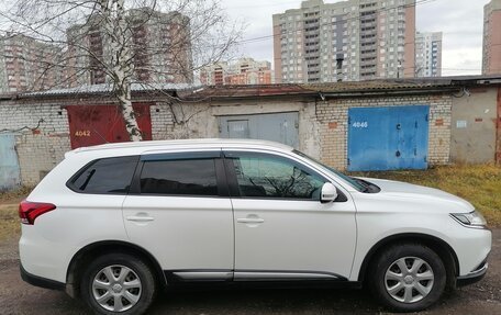 Mitsubishi Outlander III рестайлинг 3, 2016 год, 1 350 000 рублей, 4 фотография