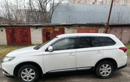 Mitsubishi Outlander III рестайлинг 3, 2016 год, 1 350 000 рублей, 3 фотография