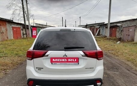 Mitsubishi Outlander III рестайлинг 3, 2016 год, 1 350 000 рублей, 6 фотография