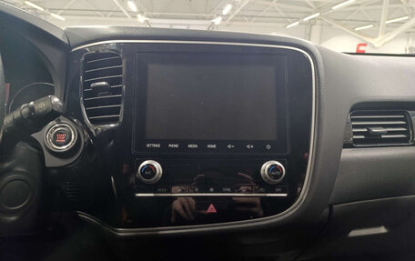 Mitsubishi Outlander III рестайлинг 3, 2021 год, 2 600 000 рублей, 15 фотография