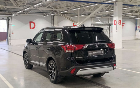 Mitsubishi Outlander III рестайлинг 3, 2021 год, 2 600 000 рублей, 7 фотография