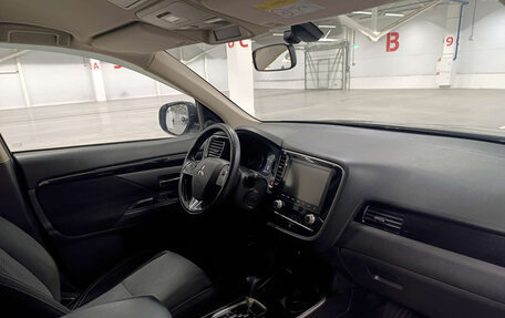 Mitsubishi Outlander III рестайлинг 3, 2021 год, 2 600 000 рублей, 11 фотография