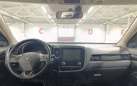 Mitsubishi Outlander III рестайлинг 3, 2021 год, 2 600 000 рублей, 14 фотография