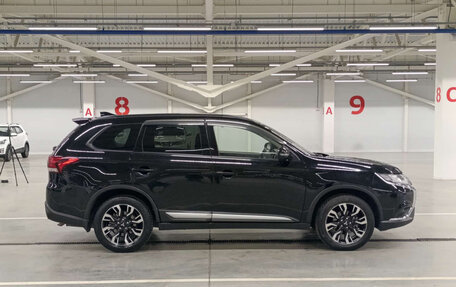 Mitsubishi Outlander III рестайлинг 3, 2021 год, 2 600 000 рублей, 4 фотография