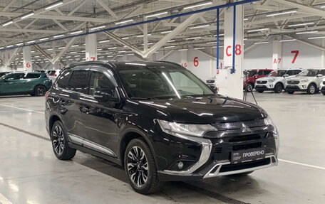 Mitsubishi Outlander III рестайлинг 3, 2021 год, 2 600 000 рублей, 3 фотография