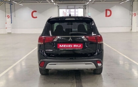 Mitsubishi Outlander III рестайлинг 3, 2021 год, 2 600 000 рублей, 6 фотография