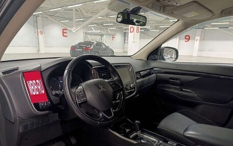 Mitsubishi Outlander III рестайлинг 3, 2021 год, 2 600 000 рублей, 16 фотография