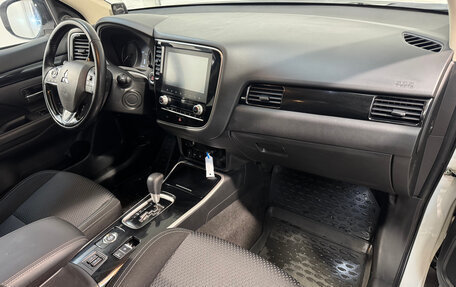 Mitsubishi Outlander III рестайлинг 3, 2021 год, 2 799 800 рублей, 3 фотография