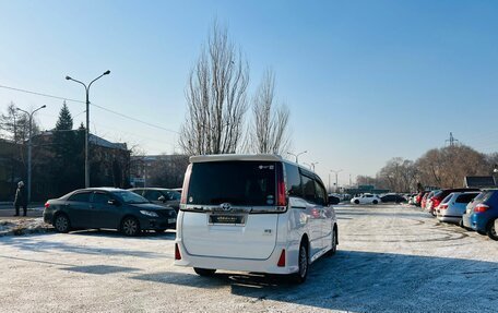 Toyota Noah III, 2018 год, 2 399 000 рублей, 6 фотография