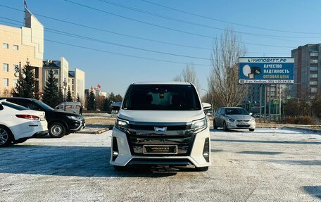 Toyota Noah III, 2018 год, 2 399 000 рублей, 3 фотография