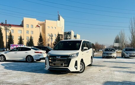 Toyota Noah III, 2018 год, 2 399 000 рублей, 1 фотография
