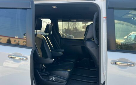 Toyota Noah III, 2018 год, 2 399 000 рублей, 14 фотография