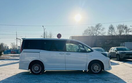Toyota Noah III, 2018 год, 2 399 000 рублей, 5 фотография