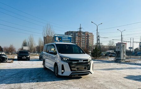 Toyota Noah III, 2018 год, 2 399 000 рублей, 4 фотография