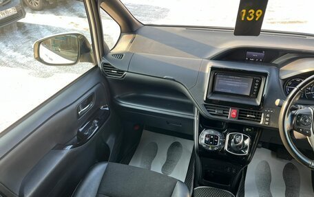 Toyota Noah III, 2018 год, 2 399 000 рублей, 17 фотография