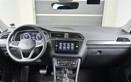 Volkswagen Tiguan II, 2021 год, 2 679 000 рублей, 7 фотография