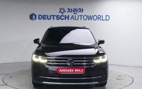 Volkswagen Tiguan II, 2021 год, 2 679 000 рублей, 3 фотография