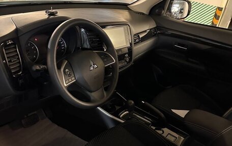 Mitsubishi Outlander III рестайлинг 3, 2022 год, 2 300 000 рублей, 2 фотография