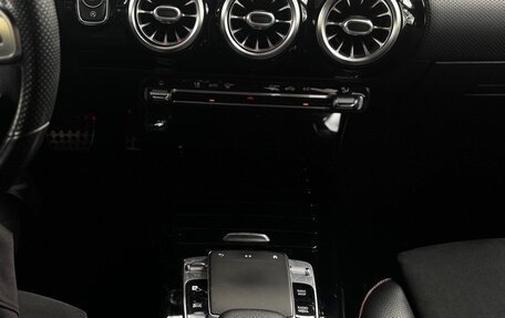 Mercedes-Benz CLA, 2019 год, 3 300 000 рублей, 11 фотография