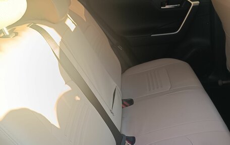 Toyota RAV4, 2024 год, 4 400 000 рублей, 4 фотография