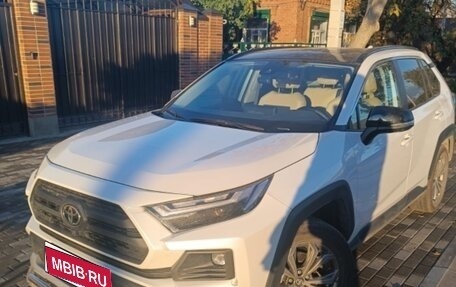 Toyota RAV4, 2024 год, 4 400 000 рублей, 2 фотография