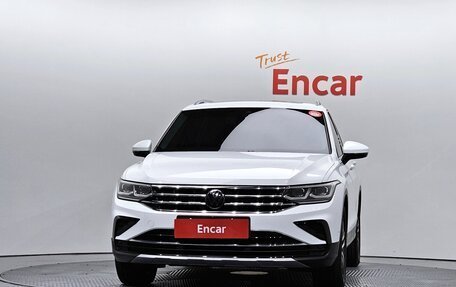 Volkswagen Tiguan II, 2022 год, 3 426 000 рублей, 3 фотография