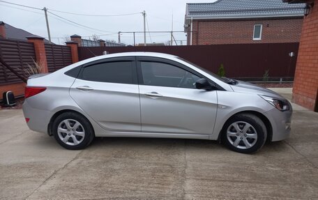 Hyundai Solaris II рестайлинг, 2015 год, 830 000 рублей, 2 фотография