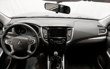 Mitsubishi Pajero Sport III рестайлинг, 2017 год, 2 300 000 рублей, 18 фотография