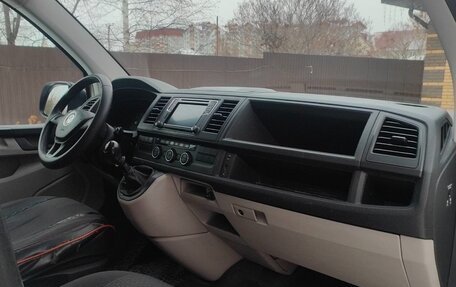 Volkswagen Caravelle T6 рестайлинг, 2017 год, 2 428 000 рублей, 10 фотография