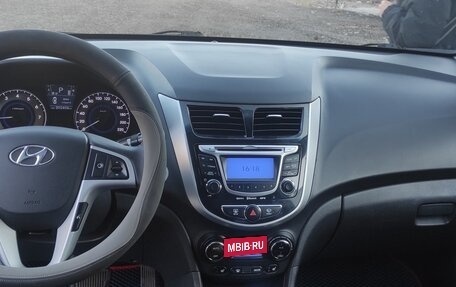 Hyundai Solaris II рестайлинг, 2011 год, 870 000 рублей, 4 фотография