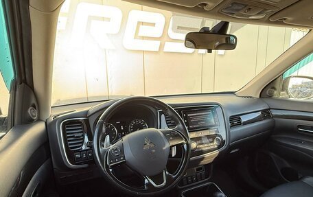 Mitsubishi Outlander III рестайлинг 3, 2017 год, 2 420 000 рублей, 16 фотография