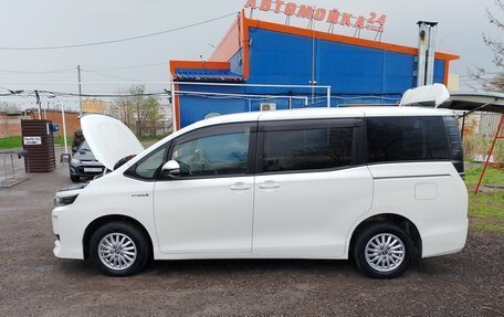 Toyota Voxy III, 2017 год, 2 200 000 рублей, 4 фотография