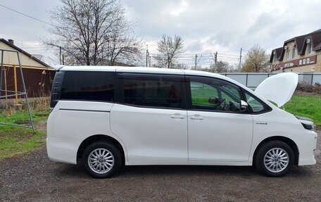 Toyota Voxy III, 2017 год, 2 200 000 рублей, 5 фотография