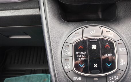 Toyota Voxy III, 2017 год, 2 200 000 рублей, 11 фотография