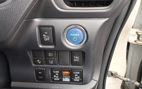 Toyota Voxy III, 2017 год, 2 200 000 рублей, 10 фотография