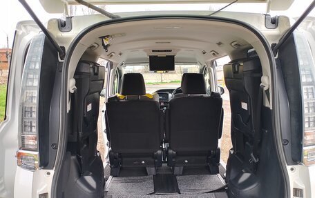 Toyota Voxy III, 2017 год, 2 200 000 рублей, 15 фотография