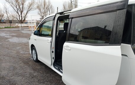 Toyota Voxy III, 2017 год, 2 200 000 рублей, 17 фотография