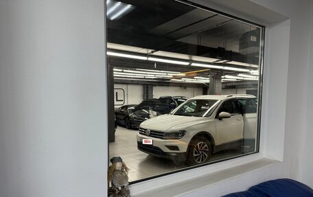 Volkswagen Tiguan II, 2018 год, 2 450 000 рублей, 2 фотография