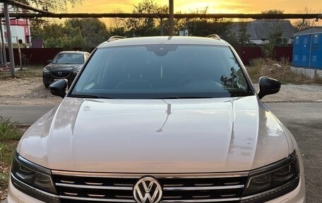 Volkswagen Tiguan II, 2019 год, 2 800 000 рублей, 2 фотография