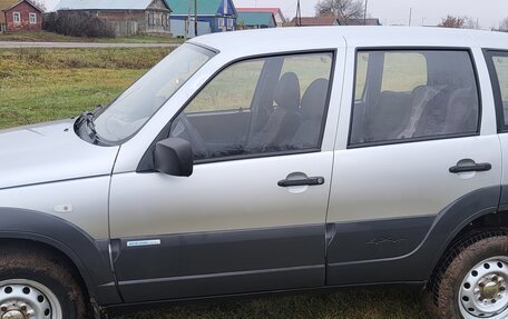 Chevrolet Niva I рестайлинг, 2011 год, 550 000 рублей, 3 фотография